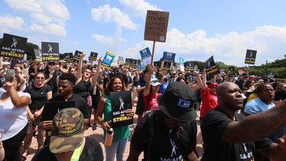 La huelga de guionistas y actores que empezó en Hollywood se ha extendido a otras ciudades, como Chicago, aquí durante una manifestación del pasado 20 de julio.