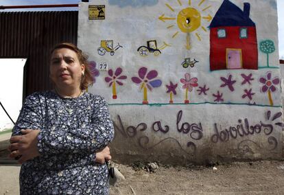 Carmen García, vecina de la Cañada en el sector 4 y presidenta de la Asociación de Vecinos Cañada Digna Niño, junto a su casa.