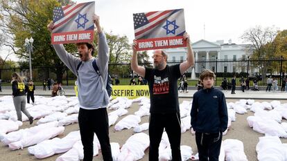 Varios protestantes frente a la Casa Blanca piden el alto al fuego en Gaza este 17 de noviembre.