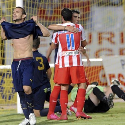 Reyes y Perea celebran uno de los goles