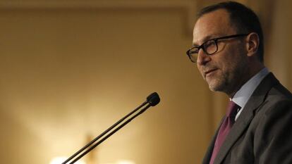 El embajador de EE UU, James Costos, durante su intervención.