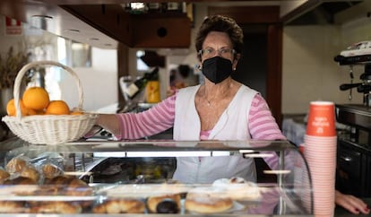 Teresa, propietària del bar Parera, a la barra.