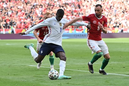 Dembélé ante Attila Fiola en el duelo entre Hungría y Francia en el Puskas Arena.