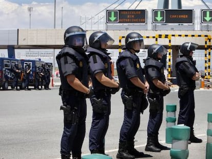 Agentes de policías en prevención de disturbios en el puerto de Valencia.