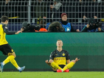 Haaland comemora o gol do Borussia Dortmund com Reyna.