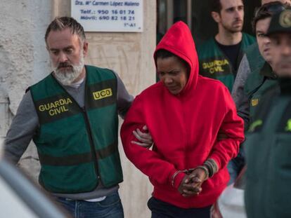 Ana Julia Quezada es escoltada por agentes de la Guardia Civil.