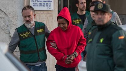 Ana Julia Quezada es escoltada por agentes de la Guardia Civil.