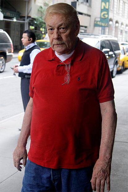 Jerry Buss, propietario de los Lakers, a su llegada a la cita de Nueva York.