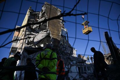 Los trabajadores de emergencia limpian escombros en un edificio destruido en Thumane, 34 kilómetros al noroeste de Tirana, después del terremoto que ha sufrido Albania.