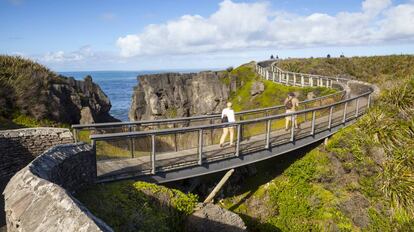 Ruta senderista en la costa de Punakaiki, en la Isla Sur de Nueva Zelanda.