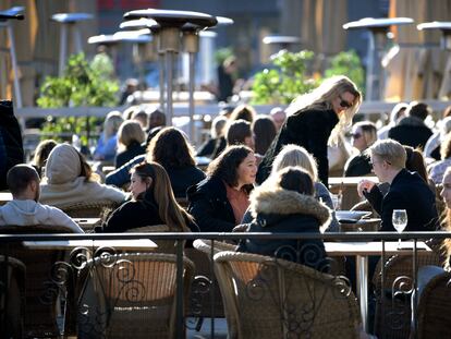 Clientes de un restaurante toman el sol en las terrazas abiertas en el centro de Estocolmo, el 26 de marzo de 2020.