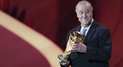 Del Bosque, con la Copa que distingue al campe&oacute;n mundial. 