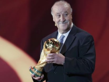 Del Bosque, con la Copa que distingue al campe&oacute;n mundial. 