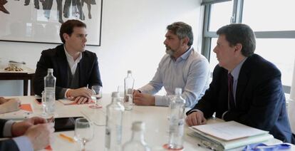 El l&iacute;der de Ciudadanos, Albert Rivera, durante la reuni&oacute;n con Juan Carlos Quer y Juan Jos&eacute; Cort&eacute;s, este viernes en el Congreso.