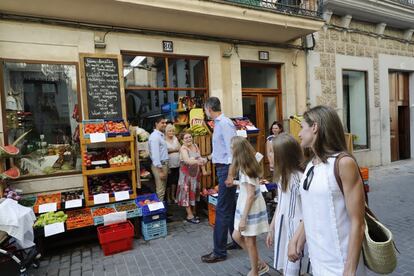 Los Reyes y sus hijas, la princesa Leonor y la infanta Sofía, durante un paseo por Sóller, Mallorca, el 6 de agosto de 2017.