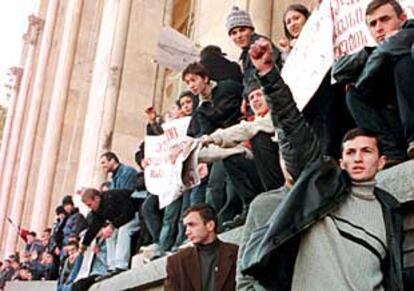 Manifestantes antigubernamentales, ayer, en la sede del Parlamento de Georgia en Tblisi.