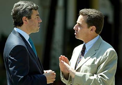 El ministro español del Interior, Ángel Acebes (izquierda), conversa con su homólogo francés, Nicolas Sarkozy.