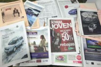 Conjunto de anuncios publicitarios en periódicos