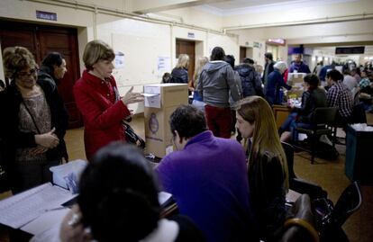 Los argentinos deciden hoy entre un total de 15 aspirantes a competir por la sucesión de Cristina Fernández en la Jefatura de Estado.