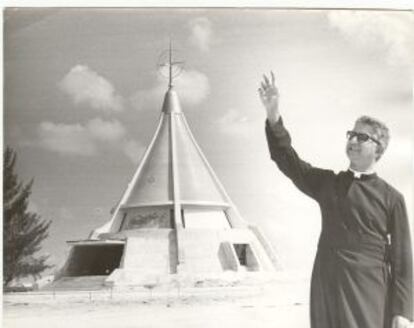 El obispo Agustín Román ante la Ermita de la Caridad de Miami.