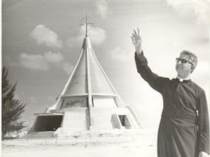 El obispo Agust&iacute;n Rom&aacute;n ante la Ermita de la Caridad de Miami.