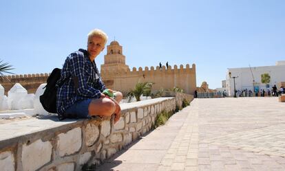 Amina Tyler se encaminó el pasado domingo a la mezquita sagrada de Okba ibn Nafe. Escribió la palabra Femen en el muro del cementerio del primer templo musulmán del norte de África. La policía se la llevó en un furgón y la retuvo en la comisaría para protegerla.