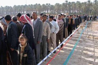 Decenas de iraquíes hacen cola para votar en un colegio electoral de Nasiriya, unos 375 kilómetros al sur de Bagdad.