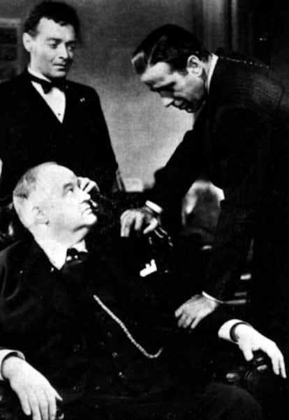 Peter Lorre, Sydney Greenstreet y Humphrey Bogart, en <i>El halcón maltés.
<i>
