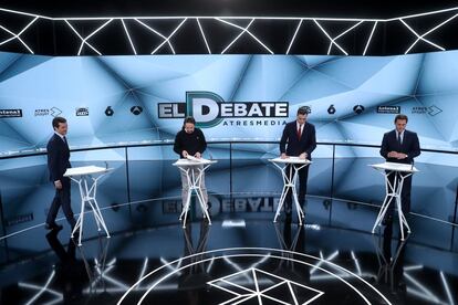 Los candidatos ya están frente a sus atriles.