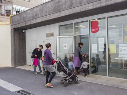 Entrada de la guarder&iacute;a municipal Casa dels nens, en el Eixample de Barcelona. 