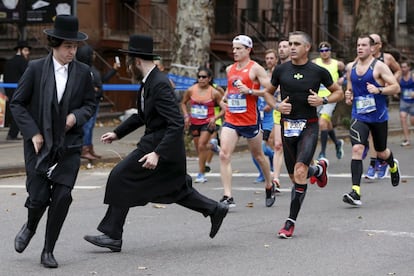 Dois judeus ortodoxos cruzam a avenida Bedford, em Williambsurg, no Brookyln, durante a maratona de Nova York.