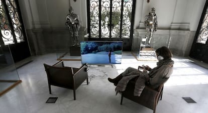 Proyecciones de videoarte instaladas entre las obras del Museo Lázaro Galdiano de Madrid.