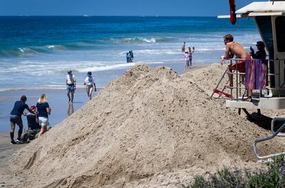 Un salvavidas de los Parques Estatales de California vigila la playa de Newport. 