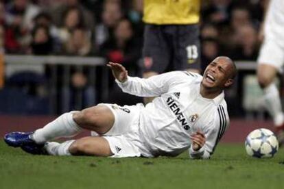 Ronaldo se lamenta tumbado en el suelo tras recibir la entrada de un rival.