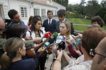 La ministra de Fomento, Ana Pastor, atendiendo hoy a la prensa en Bergondo (A Coruña).