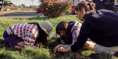 Rodaje de la película 'Septiembre dice', con las dos actrices protagonistas y la directora, Ariane Labed, a la derecha.