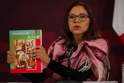 Leticia Ramírez Amaya habla de los nuevos libros de la SEP durante una conferencia de prensa en Palacio Nacional.