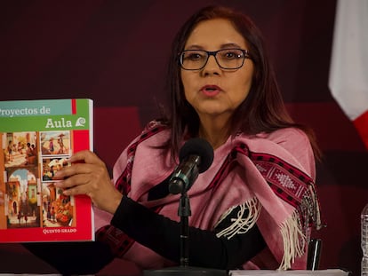 Leticia Ramírez Amaya habla de los nuevos libros de la SEP durante una conferencia de prensa en Palacio Nacional.