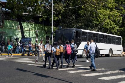 Un grupo de jóvenes escolares caminan hacia su colegio en Caracas.