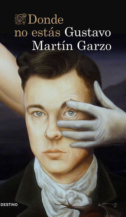 La nueva novela de Gustavo Martín Garzo (Valladolid, 1948) tiene su origen en otra anterior, La carta cerrada (Lumen, 2009). En ésta, una madre deja a su hijo una carta en la que le explica las razones por las que su vida tomó otros derroteros, pero el niño no la abre. No quiere saber. Aquí, en Donde no estás, hay una madre muerta y una hija que sí quiere saber. Así que busca a su madre resiguiendo sus pasos, poniéndose sus zapatos, va a la casa rural de la abuela, poderosa, sabia, lúcida y, quizá por ello, intransigente, con pasiones y avatares de las gentes que están y estuvieron en su órbita, una extensísima esfera arbitraria de poder. Ana es una adolescente que acude para saber y todos —vivos y muertos, animales, árboles y habitaciones— le hablan de lo que no saben para así callar lo que sí saben. Mentiras, secretos, sospechas y certezas. Ana regresa al pueblo de la infancia de su madre donde aún reside aquella abuela, hoy maltratada por un Alzheimer que le hace alternar desvarío y lucidez. Ese lugar es Villalba de los Alcores, pueblo vallisoletano de la comarca de los Montes Torozos, que fue el mundo y el mito en la infancia del propio autor. PINCHA BAJO ESTAS LÍNEAS para leer la reseña completa de CARLOS ZANÓN