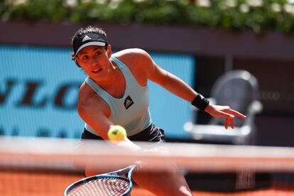 Muguruza volea durante el partido contra Tomljanovic en la Caja Mágica de Madrid.