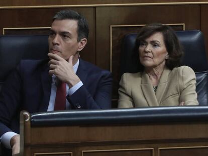 Pedro Sánchez y Carmen Calvo, durante la sesión de investidura.