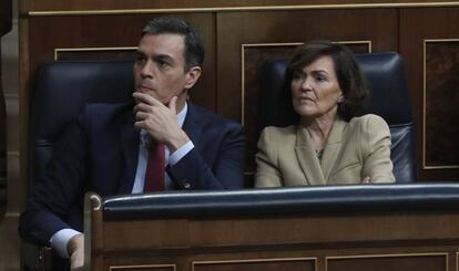 Pedro Sánchez y Carmen Calvo, durante la sesión de investidura.