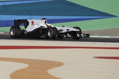 Pedro de la Rosa rueda en Sakhir, primera prueba del mundial de Fórmula Uno