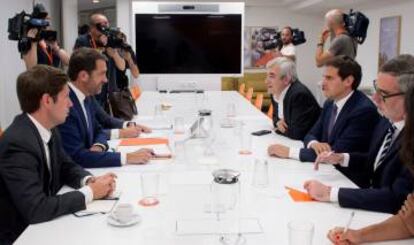 El presidente de Ciudadanos, Albert Rivera, y el secretario general de la formación, José Manuel Villegas, durante la reunión que han mantenido con Christophe Castaner (2i), presidente de la La Republique En Marche!