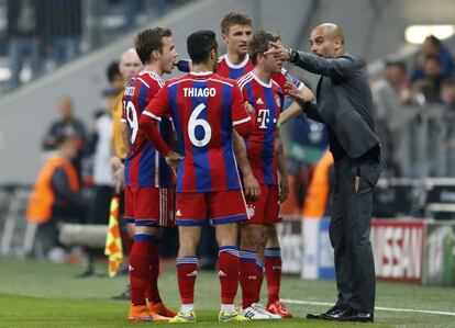 Guardiola charla con sus jugadores en el partido ante el Oporto