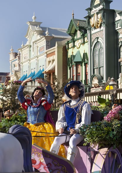 Blancanieves y su príncipe saludan a los espectadores del desfile <i>Disney Magic on Parade,</i> al que se puede asistir cada tarde a las 15.00 en el parque Disneyland.