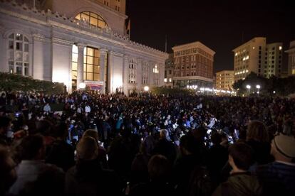 Cientos de manifestantes de la plataforma "Occupy Oakland" se concentran en la Plaza Frank Ogawa en Oakland, California.