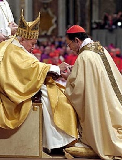 El español Julián Herranz recibe el anillo de Juan Pablo II durante la misa celebrada en la basílica de San Pedro.
