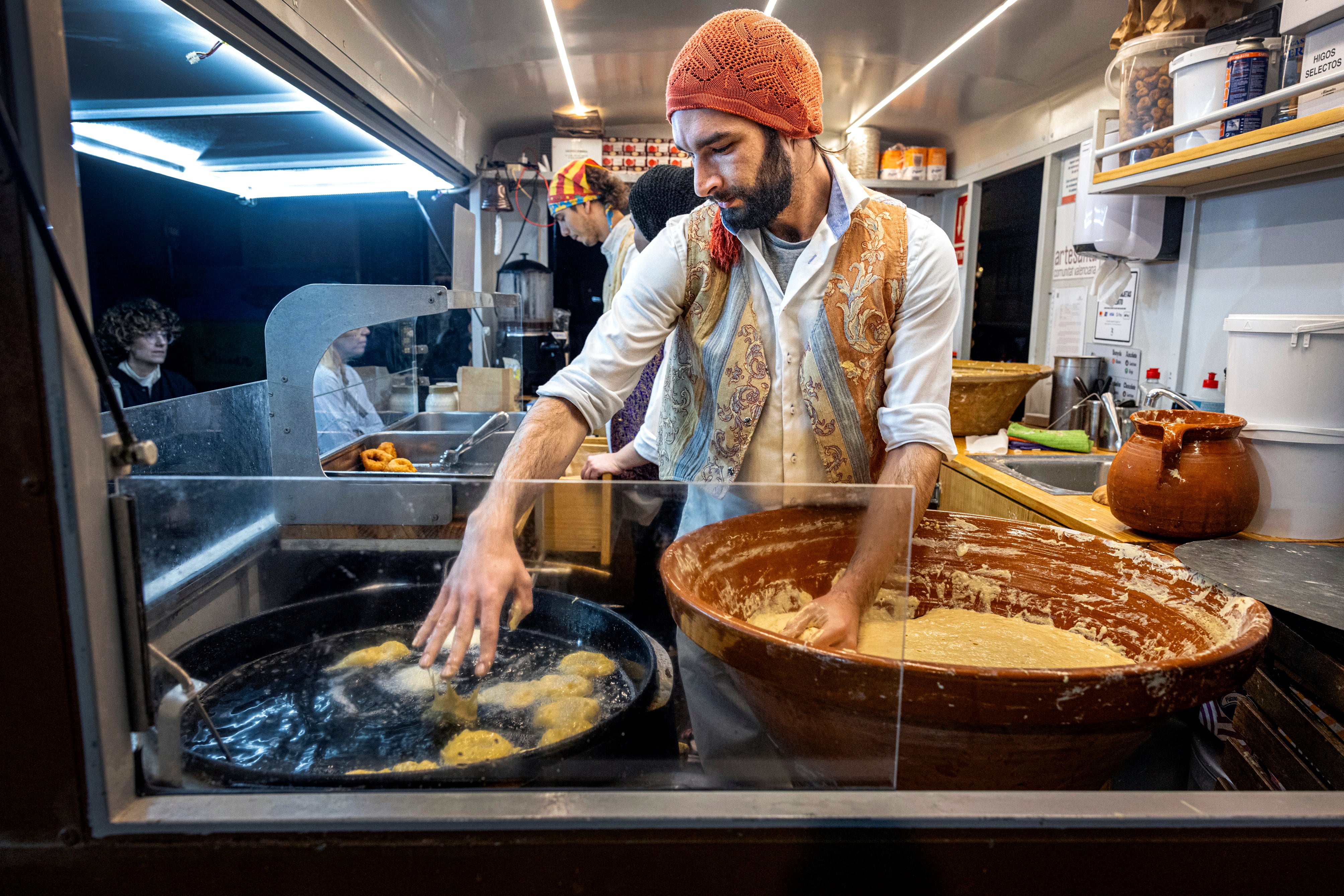 Puestos de buñuelos en las calles durante las Fallas de Valencia.